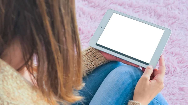 Žena se dívá na tablet počítač s bílým prázdným displejem — Stock fotografie