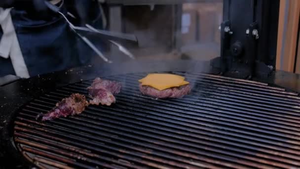 Vista da vicino: cuoco che cucina carne fresca e cotoletta con formaggio alla griglia — Video Stock