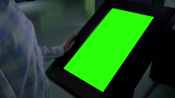 Концепція зеленого екрану жінка дивиться на порожній інтерактивний зелений дисплей кіоск — стокове відео