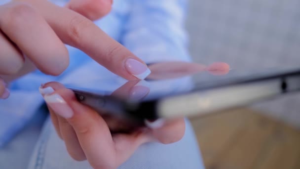 Mujer usando smartphone - vista de cerca - cámara lenta — Vídeos de Stock