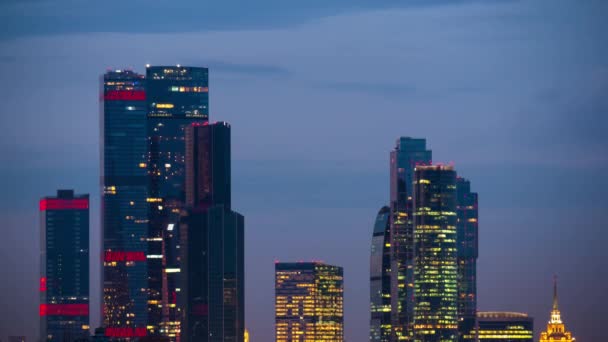 Timelapse - immeubles modernes de grande hauteur, gratte-ciel contre le ciel le soir, devient sombre — Video