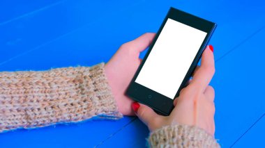 Beyaz boş ekranlı akıllı telefona bakan kadın