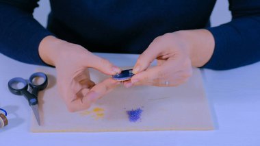 Tasarımcı el yapımı broş yapıyor