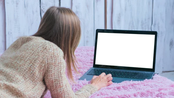 Mulher usando laptop com display branco vazio — Fotografia de Stock
