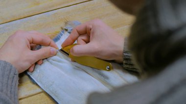 Skinner vizon kürklü deriyle çalışıyor.