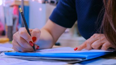 Moda Tasarımcısı çizim tasarım kroki