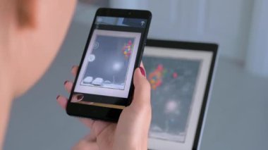Dijital sanat konsepti - AR uygulamalı akıllı telefon ve tablet kullanan kadın