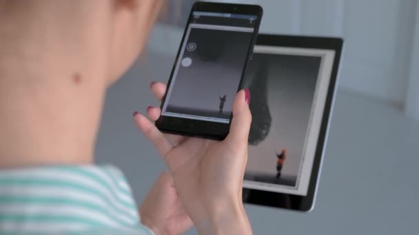 Digitaal kunstconcept - vrouw met smartphone en tablet met AR-toepassing — Stockvideo