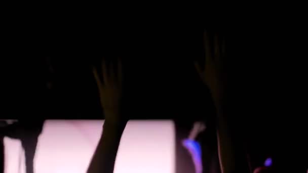 Man silhouette partying and clapping at rock concert — Stock Video