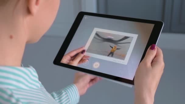 Nő használ táblagép AR alkalmazás: kortárs művészet, szürrealizmus koncepció — Stock videók
