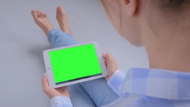 Mujer que usa tableta con pantalla verde en blanco - concepto de croma key — Vídeo de stock