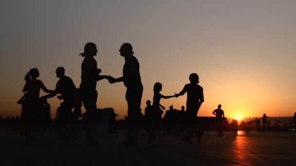 Romantic couples silhouette dancing against sky at sunset - super slow motion — Stock Video