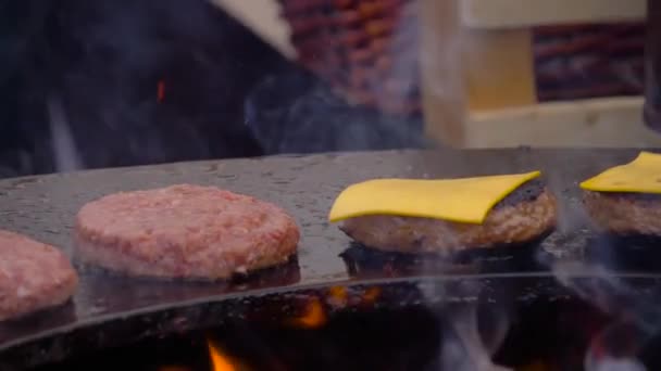 Cámara lenta: Chef asar chuletas de carne para hamburguesas en brasero con llama caliente — Vídeos de Stock