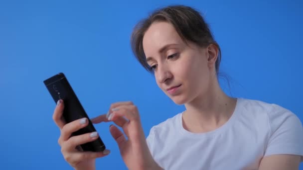 Zeitlupe: Frau mit Smartphone, Videochat, Interview, Beratung — Stockvideo