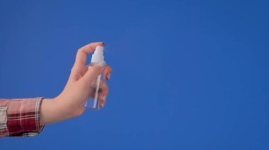 Ağır çekim: kadın eli antiseptik püskürtüyor - yan görüş kapalı
