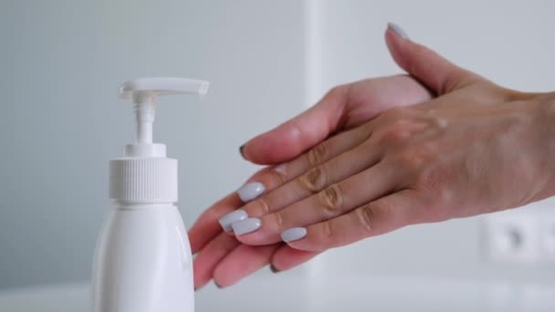 Медленное движение: женщина выдавливает антисептический гель на ладонь, очищает руки: крупным планом — стоковое видео