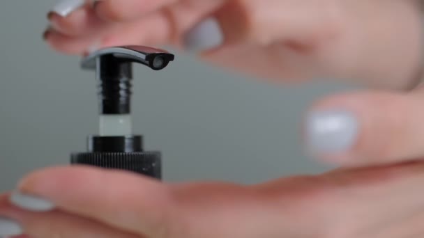 Slow motion: vrouw duwen dispenser, knijpen antiseptische gel op de palm — Stockvideo