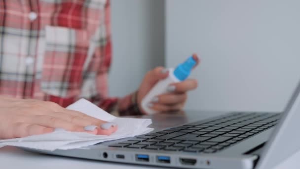 Cámara lenta: las manos de la mujer de limpieza teclado portátil con toallita húmeda - de cerca — Vídeos de Stock