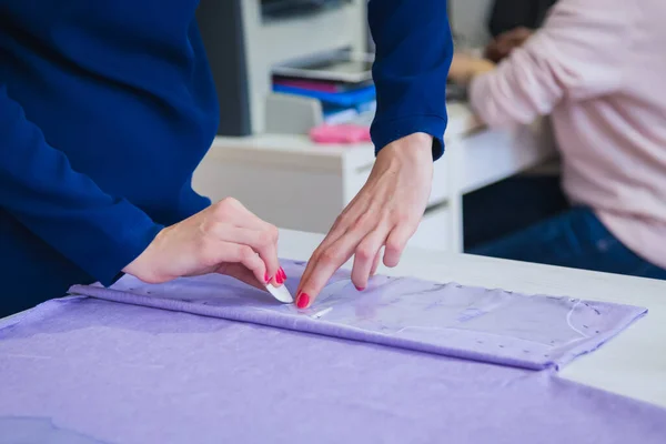 Maatwerk, design meetdoek in de naaiatelier - zijaanzicht van dichtbij — Stockfoto