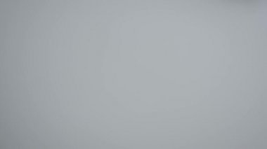 Dezenfeksiyon konsepti - beyaz masayı ıslak mendille temizleyen kadın - yavaş çekim