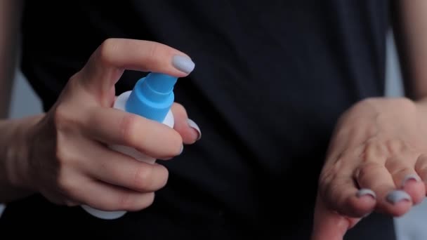 Mouvement lent : femme vaporisant de l'antiseptique sur les mains - gros plan - désinfection par pulvérisation — Video