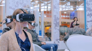 Teknoloji fuarında sanal gerçeklik kulaklığı kullanan bir grup insan