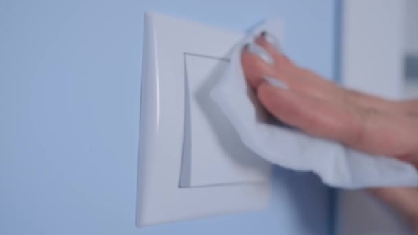 Αργή κίνηση: γυναίκα καθαρίζοντας διακόπτης φωτισμού με υγρό σκούπισμα - έννοια απολύμανσης — Αρχείο Βίντεο
