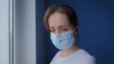 Kendini izole etme: Yüzü maskeli kadın öksürükten muzdarip: