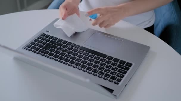 Cámara lenta: las manos de la mujer de limpieza teclado portátil con toallita húmeda - de cerca — Vídeos de Stock