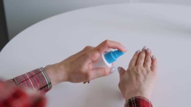 Movimento lento: mulher pulverizando anti-séptico em mãos - close-up - spray de desinfecção — Vídeo de Stock