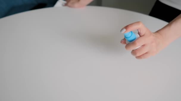 Lassú mozgás: női tisztító fehér asztal nedves törlőkendővel - fertőtlenítés koncepció — Stock videók