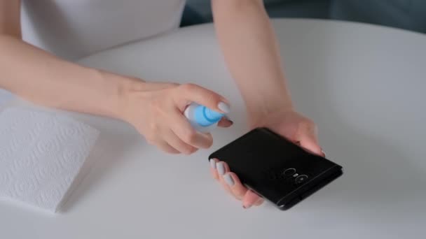 Lassú mozgás: női tisztító okostelefon nedves törlőkendővel - fertőtlenítés koncepció — Stock videók