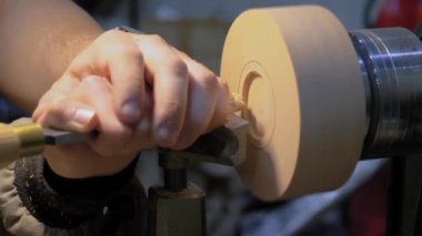 Ağır çekim, yakın çekim: marangoz ahşap torna ile nasıl çalışılacağını gösteriyor