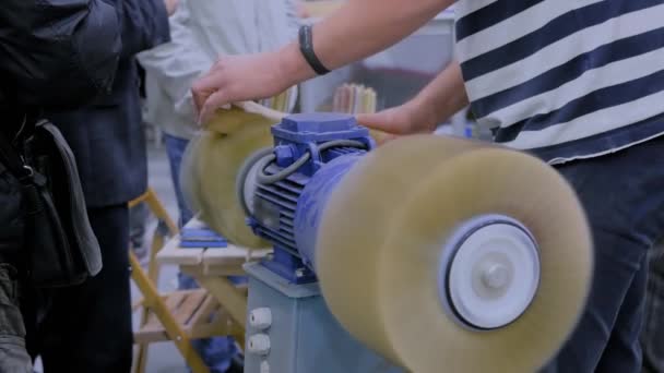 人工木匠用砂带机,抛光木制品.关门 — 图库视频影像