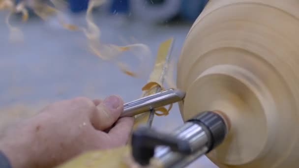 Primer plano: carpintero usando cincel para dar forma a pieza de madera sobre torno: cámara lenta — Vídeo de stock