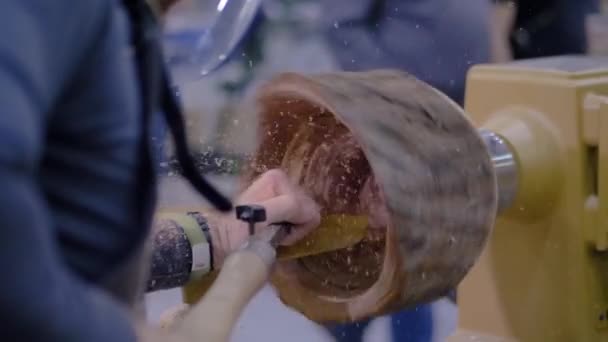 Närbild: snickare med mejsel för att forma träbit på svarv: slow motion — Stockvideo