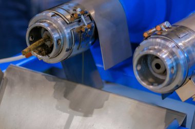 Yakın görüş - evcil hayvan yiyeceği ve petrol çıkarma makinesi: fabrika, fabrika, sergi, ticaret fuarında karışık besleme üretim hattı. Çiftçilik, ekstrüzyon teknolojisi, tarım endüstrisi, hayvancılık kavramı.