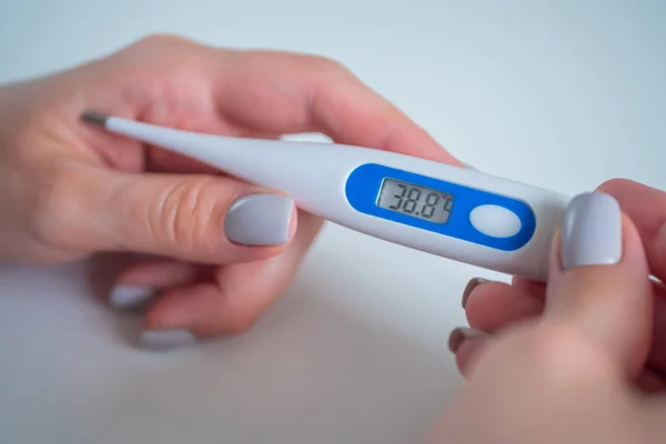 Ręce Kobiety Trzymające Biały Cyfrowy Termometr Medyczny Wysoką Temperaturą Widok — Zdjęcie stockowe