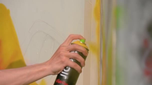 Man hand spuiten verf uit blik op houten oppervlak op graffiti festival — Stockvideo