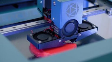 Üç boyutlu yazdırma makinesi fiziksel kırmızı 3D modeli yazdırıyor - kapat