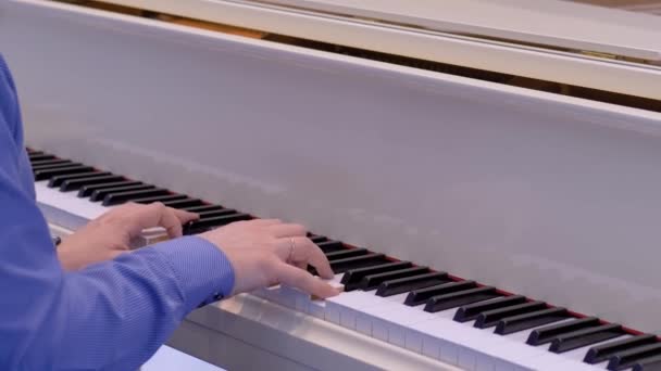 Αργή κίνηση: ο άνθρωπος χέρια παίζουν σε λευκό πιάνο grand σε συναυλία - close up — Αρχείο Βίντεο