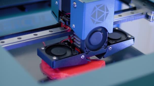 Háromdimenziós nyomtató gép nyomtat fizikai piros 3D-s modell - közelkép — Stock videók