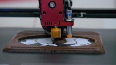 Bilim teknolojisi sergisinde çalışırken 3D yazıcı başı - görünümü kapat