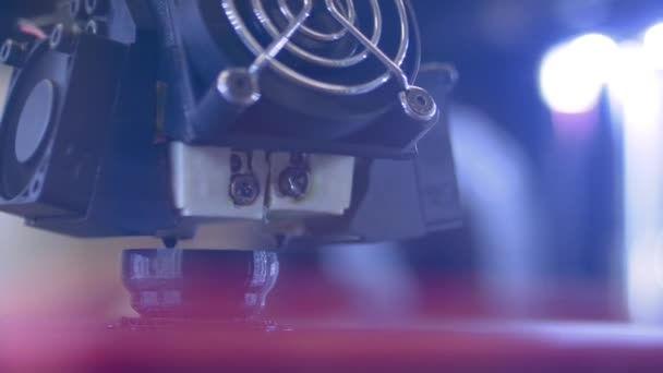 Driedimensionale printmachine drukt fysiek 3D model af - close-up — Stockvideo