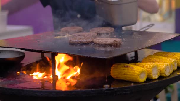 Cámara lenta: Chef asar chuletas de carne para hamburguesas en brasero con llama caliente — Vídeos de Stock