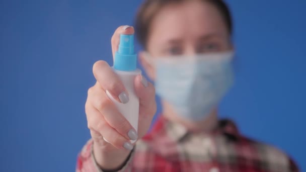 Повільний рух: жінка рука обприскує антисептик до камери крупним планом — стокове відео