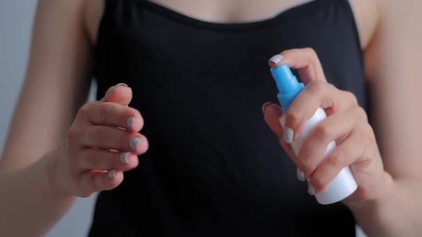 Slow motion: vrouw spuiten antiseptisch op handen - close-up - spray desinfectie — Stockvideo