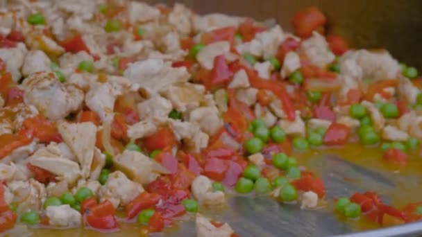 Movimento lento: chef cozinhar pedaços de carne, pimentas, ervilhas em wok enorme - close-up — Vídeo de Stock