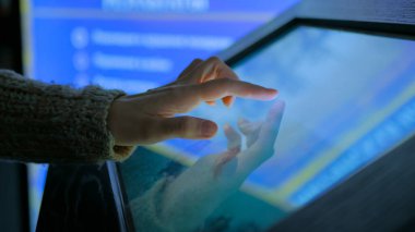 Etkileşimli dokunmatik ekran kullanan kadın