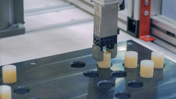 Otomatik robot klemp kolu hareket ediyor ve nesneleri ticaret fuarı, sergi